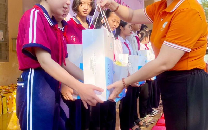 Trung ương Hội LHPN Việt Nam tổ chức tết yêu thương tại Lộc Ninh