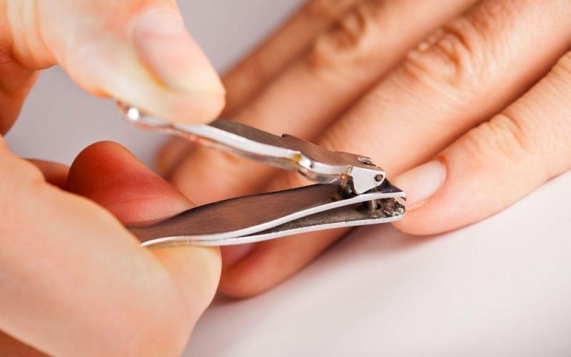 Trước khi phát minh ra bấm móng tay, người xưa cắt móng tay như thế nào?