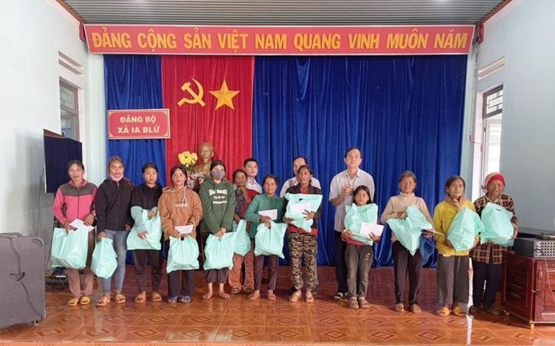Trưởng ban Nội chính Tỉnh ủy Võ Thanh Hùng tặng 40 suất quà cho hộ nghèo ở Chư Pưh
