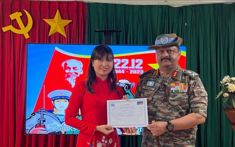Tư lệnh lực lượng quân sự Phái bộ UNMISS vinh danh nữ quân nhân Việt Nam