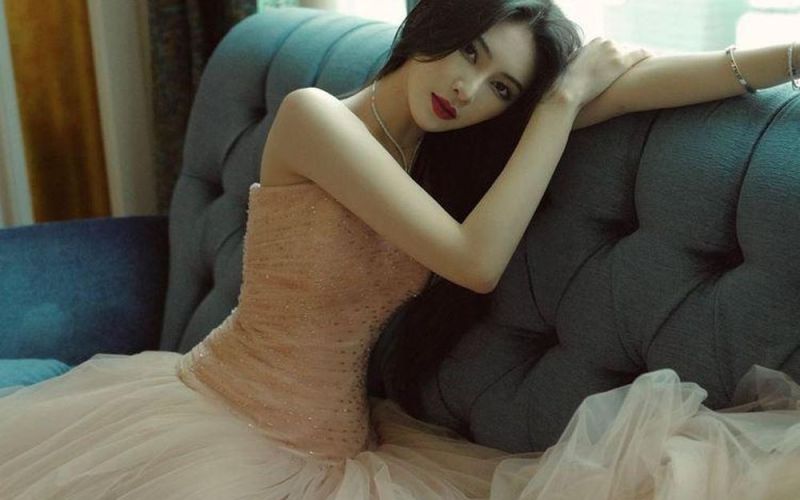 Vẻ ngoài cuốn hút của hot girl Hà Tĩnh tự tậu biêt thự 30 tỷ và siêu xe ở tuổi 22