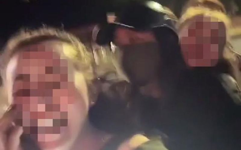 Video 5 cô gái đi trên 1 xe máy quay clip 'tự sướng'