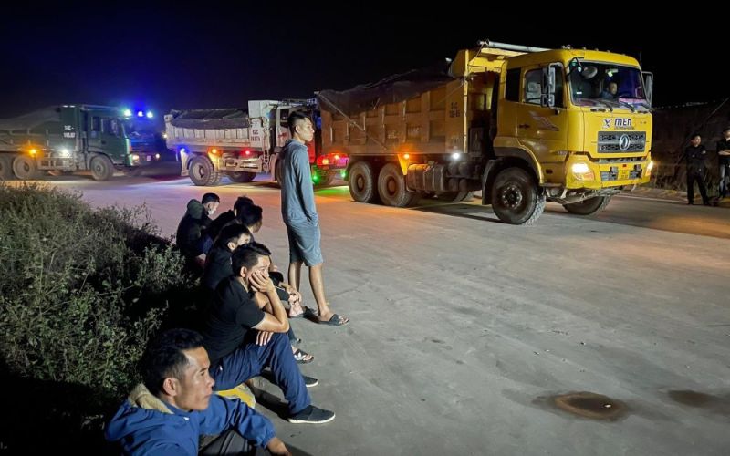 Video lực lượng Cục CSGT bắt hàng loạt xe tải cơi nới thành thùng chở quá tải 'khủng'