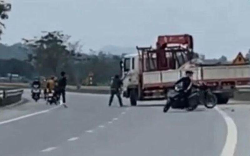 Video nhóm thanh niên cầm hung khí chặn xe tải trên quốc lộ