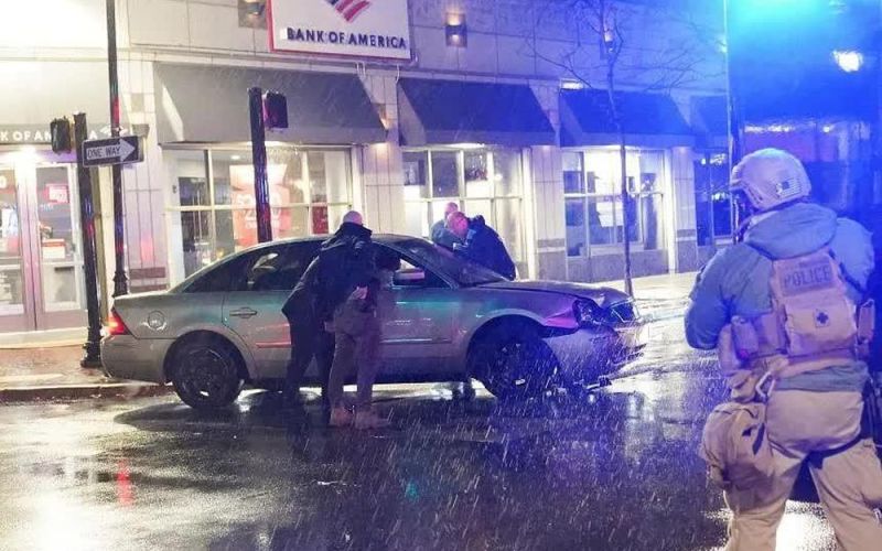 Video Tổng thống Mỹ Joe Biden hoảng hốt khi xe hộ tống bất ngờ bị đâm