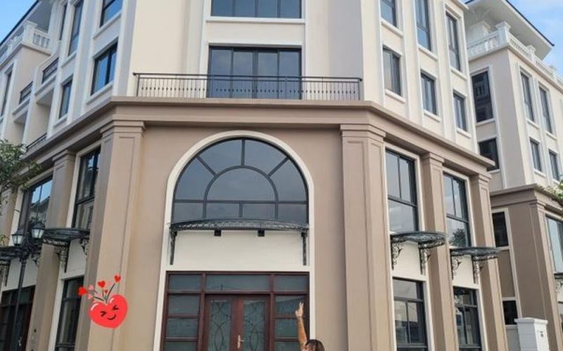 Vợ Mạnh Trường khoe mới sắm biệt thự, vô tình tiết lộ tài sản khủng của gia đình