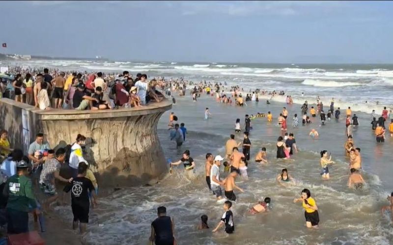 Vũng Tàu sóng lớn, khách đông, khách sạn còn nhiều phòng