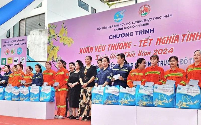 VWS góp trao 'hạnh phúc' cho nữ công nhân vệ sinh môi trường dịp Tết