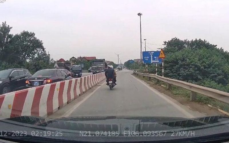 Xe biển xanh chạy ngược chiều trên quốc lộ 38 của UBND thị xã Thuận Thành