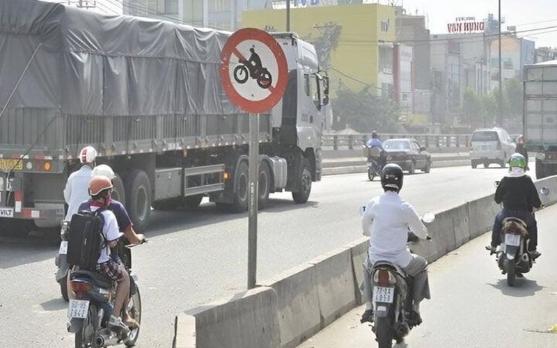 Xe máy đi sai làn đường bị phạt bao nhiêu tiền?