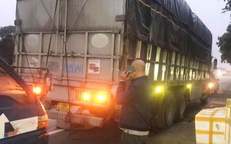 Xe tải đang chạy bị rơi bánh khiến 2 cháu nhỏ tử vong