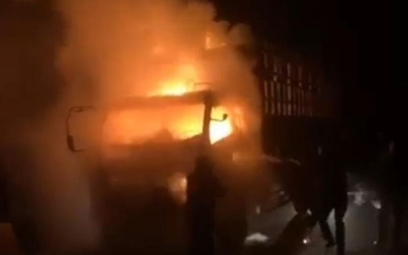 Xe tải đang chạy trên quốc lộ bất ngờ bốc cháy dữ dội