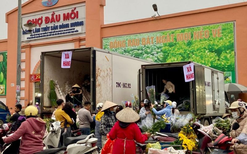 Xếp hàng dài mua hoa 'xả hàng' tại chợ đầu mối lớn nhất Thanh Hóa