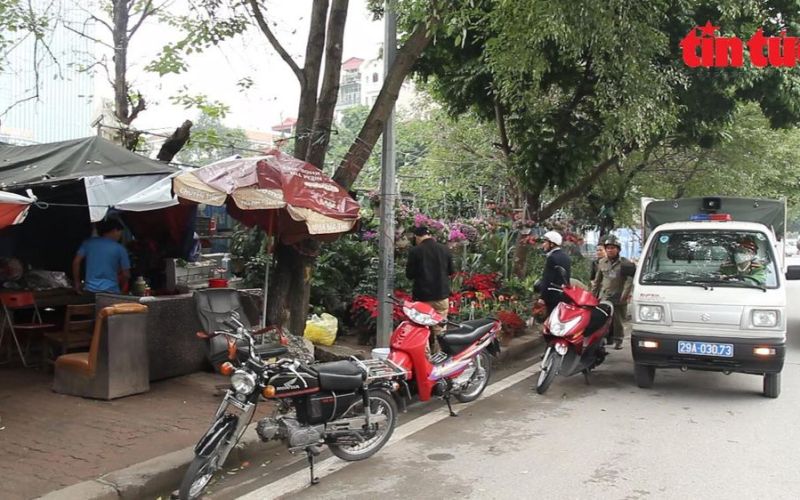 Xử lý các 'siêu thị di động' lấn chiếm vỉa hè sau phản ánh của báo Tin tức