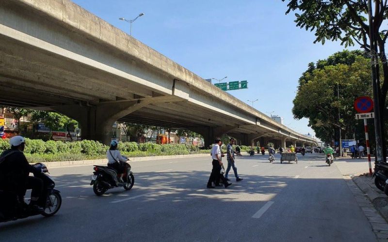 Xử phạt người đi bộ không đúng phần đường quy định - Tạo ý thức thượng tôn pháp luật