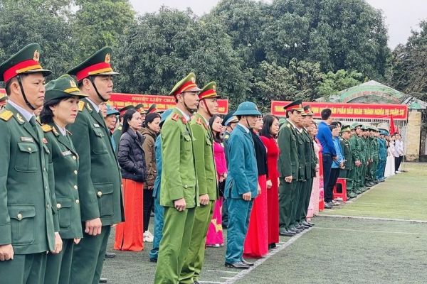 Xúc động giây phút bịn rịn chia tay tân binh lên đường nhập ngũ