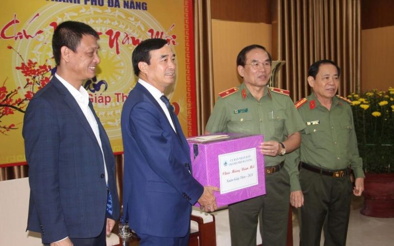 Xuyên Tết gác cho dân vui xuân